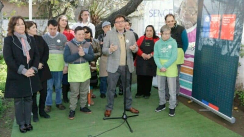 Ministro Barraza explica alcances de la Ley de Inclusión Laboral a personas en situación de discapacidad en café inclusivo de Ñuñoa