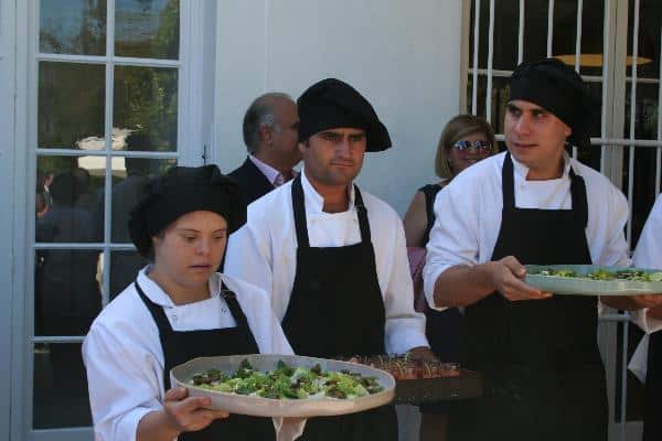personas atendiendo restaurante
