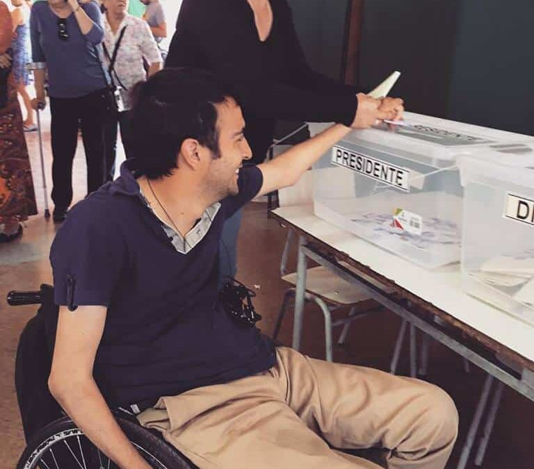 persona en silla de ruedas votando