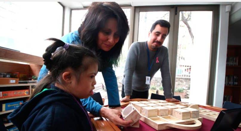niña con síndrome de down en una biblioteca