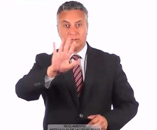 hombre haciendo lengua de señas