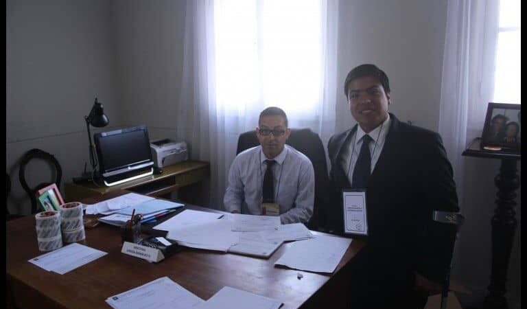 Estudiante en situación de discapacidad participa como asesor de delegado en elecciones