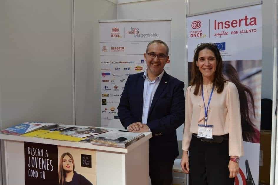 pareja en stand