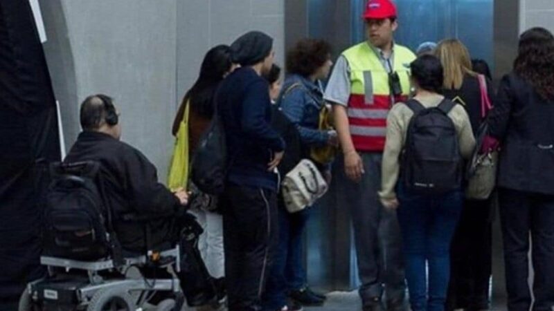 No use ascensor ni asiento para personas situación de discapacidad: ellos tardan 18 minutos más en traslados en Santiago