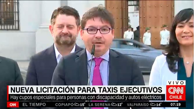 ex-ministro barraza en conferencia de prensa