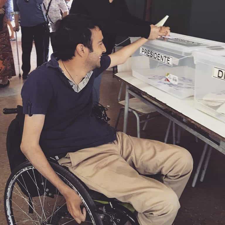 Persona en silla de ruedas votando