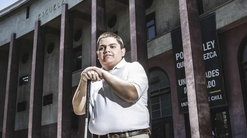 Persona afuera de la escuela de derecho de la universidad de chile