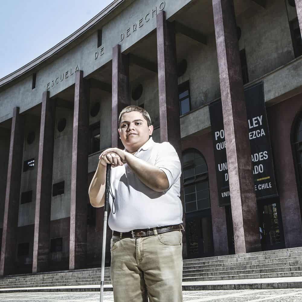 Persona afuera de la escuela de derecho de la universidad de chile