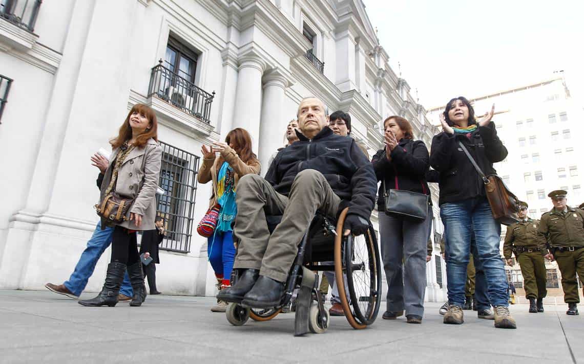 Grupo de personas fuera de la Moneda