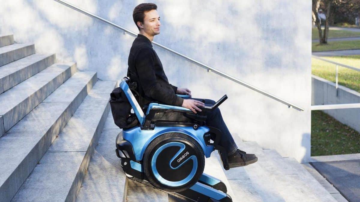 Silla de ruedas bajando escaleras