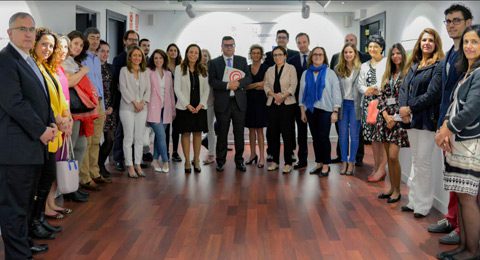 Grupo de personas mirando a cámara