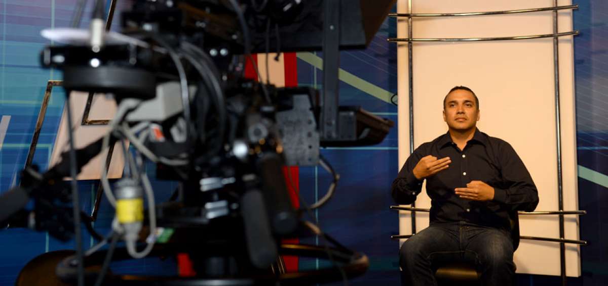 Persona frente a una cámara de tv