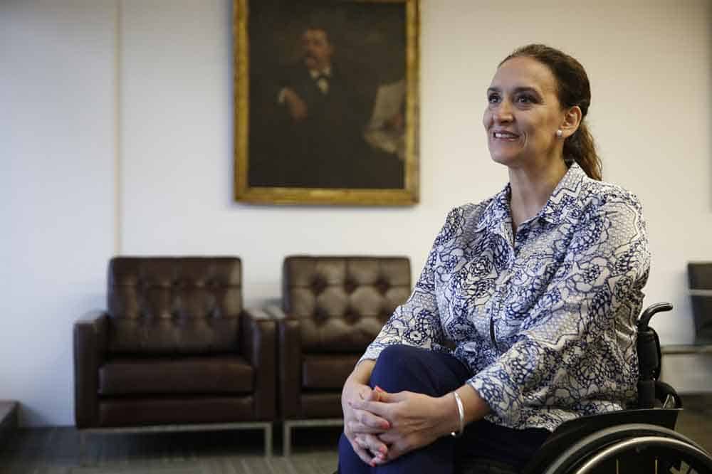 La Vicepresidenta de Argentina aparece en su silla de ruedas dentro de la casa de gobierno argentina.