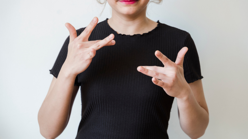 Mujer interpretando lengua de señas