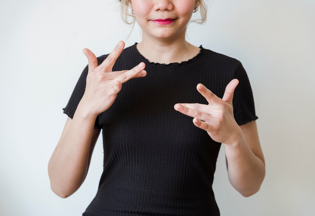 Mujer interpretando lengua de señas