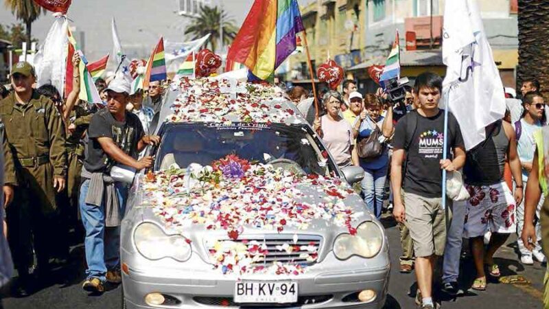 La carroza fúnebre que llevaba el cuerpo de Daniel Zamudio. Aparece rodeada de gente que camina a su lado.