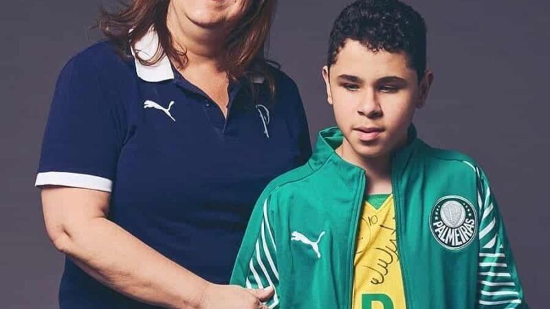 Madre que relata partidos a su hijo ciego gana el Premio The Best de la FIFA