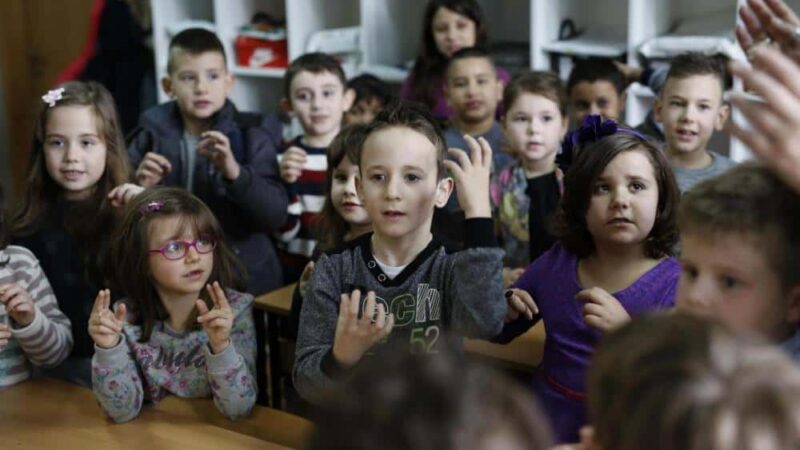Todo un vecindario aprende lengua de señas para comunicarse con una niña sorda