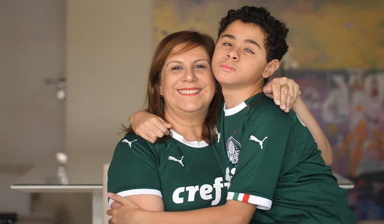 FIFA nominó a madre que le narra los partidos a su hijo ciego