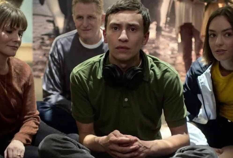 El personaje protagonista de la serie está sentado en un acuario , acompañado de sus padres y hermana quienes están sentados a su lado, mientras él observa con detención el acuario.