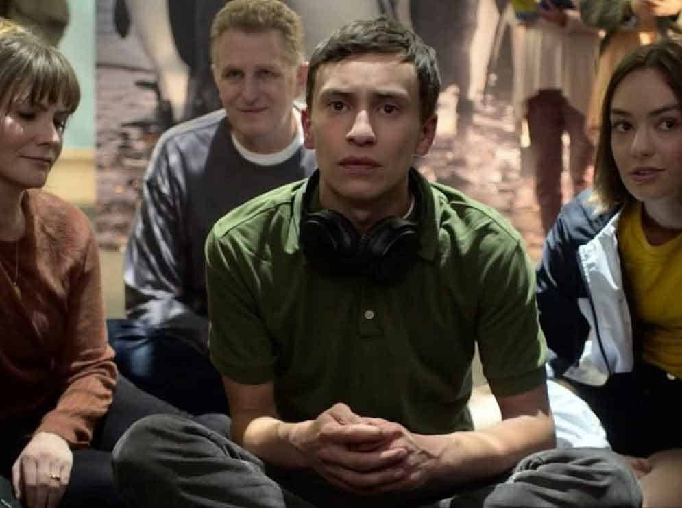 El personaje protagonista de la serie está sentado en un acuario , acompañado de sus padres y hermana quienes están sentados a su lado, mientras él observa con detención el acuario.