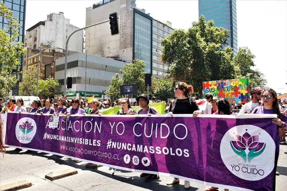Un grupo de personas de la asociación "Yo Cuido" en la marcha por las Personas con discapacidad en Santiago.