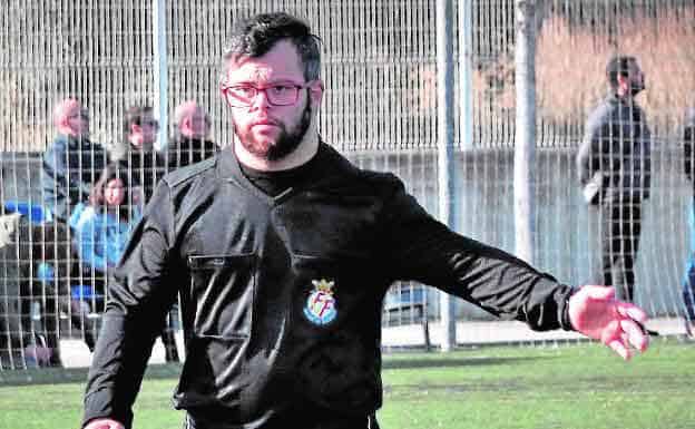 El árbitro que rompe con todas las barreras