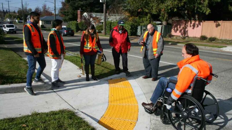 Ingenieros experimentan cómo es recorrer la vía pública en silla de ruedas