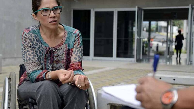 Foto de una mujer en silla de ruedas durante una entrevista