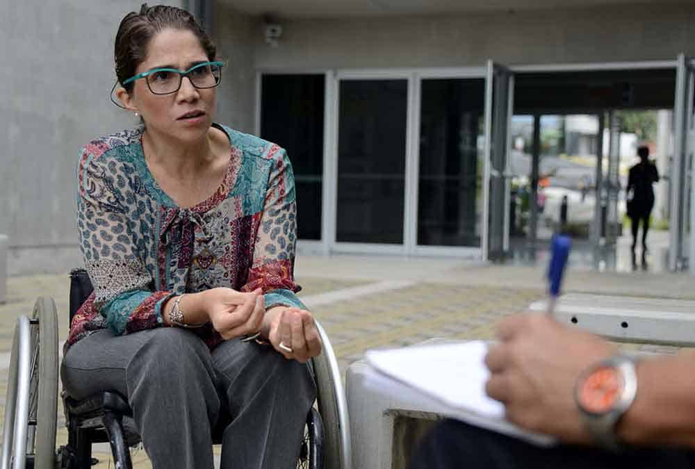 Foto de una mujer en silla de ruedas durante una entrevista