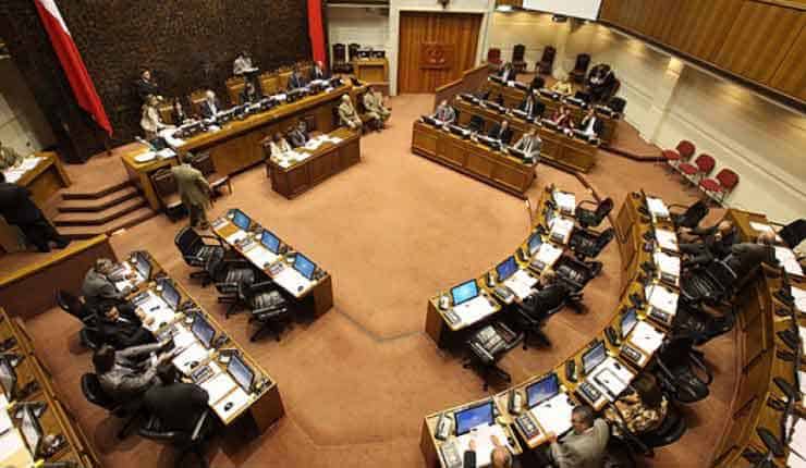 Foto donde se ve la cámara de senadores durante una sesión.
