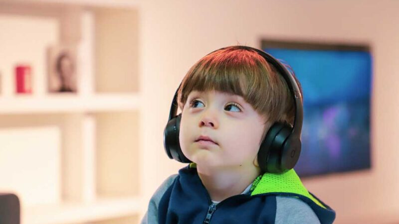 Niño con audifonos
