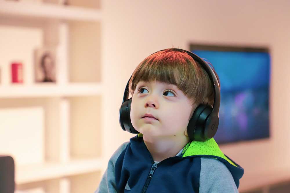 Niño con audifonos
