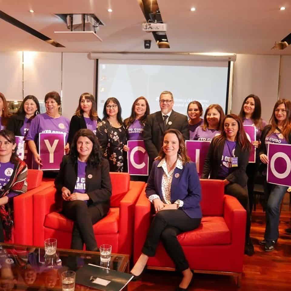 Distintas mujeres vestidas de morado junto a un hombre