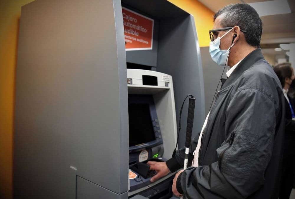 Hombre ciego en un cajero automático