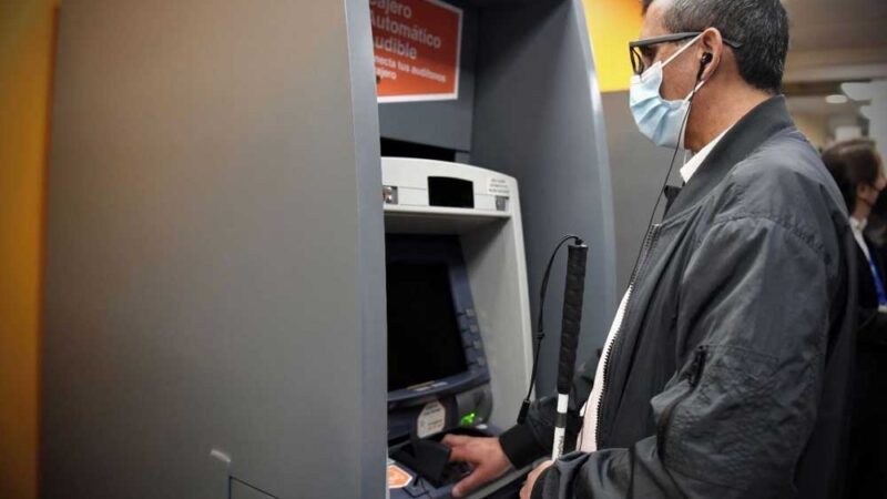 Hombre ciego en un cajero automático