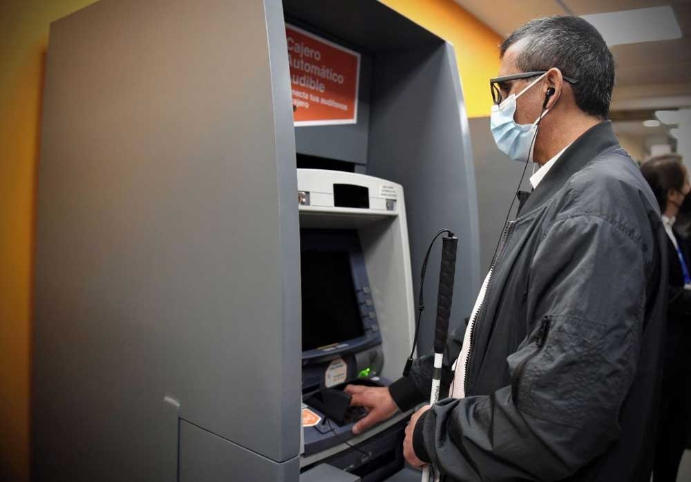 Hombre ciego en un cajero automático