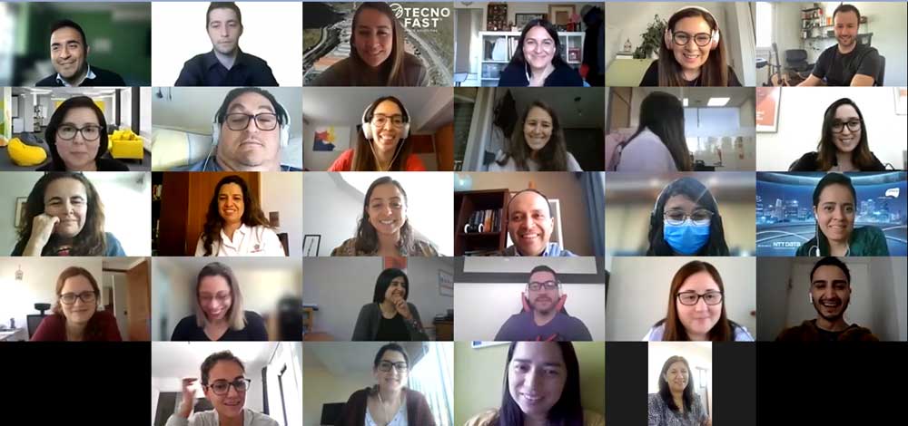 Imagen de varias personas reunidas en una sesión de zoom