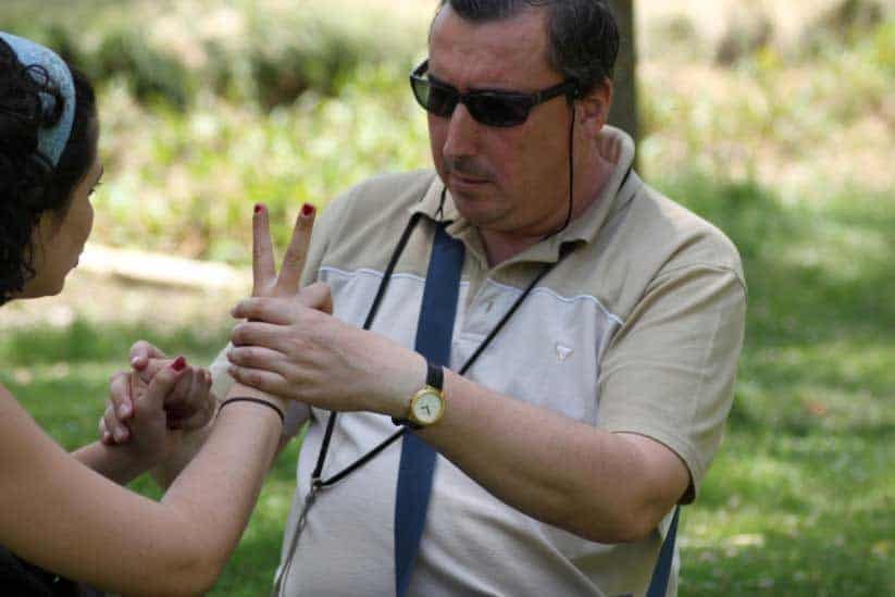 Imagen de personas en situación de sordoceguera