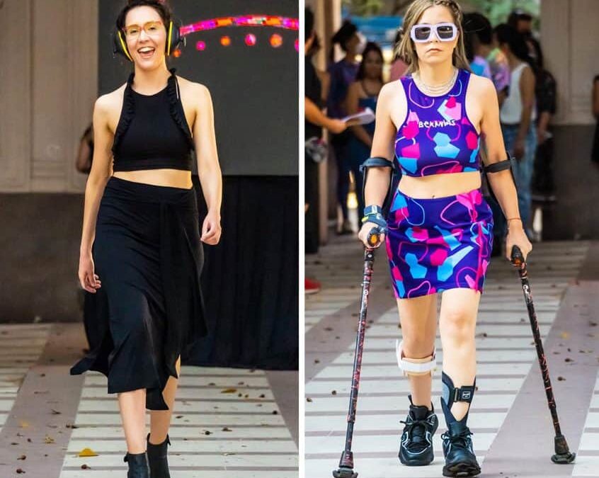 Imagen con dos fotos (una a cada mitad). En la primera aparece una mujer con protectores auditivos y un vestido negro desfilando en una pasarela, y en la otra foto aparece otra mujer en la misma pasarela con vestido morado, lentes de sol y caminando con apoyo de muletas.