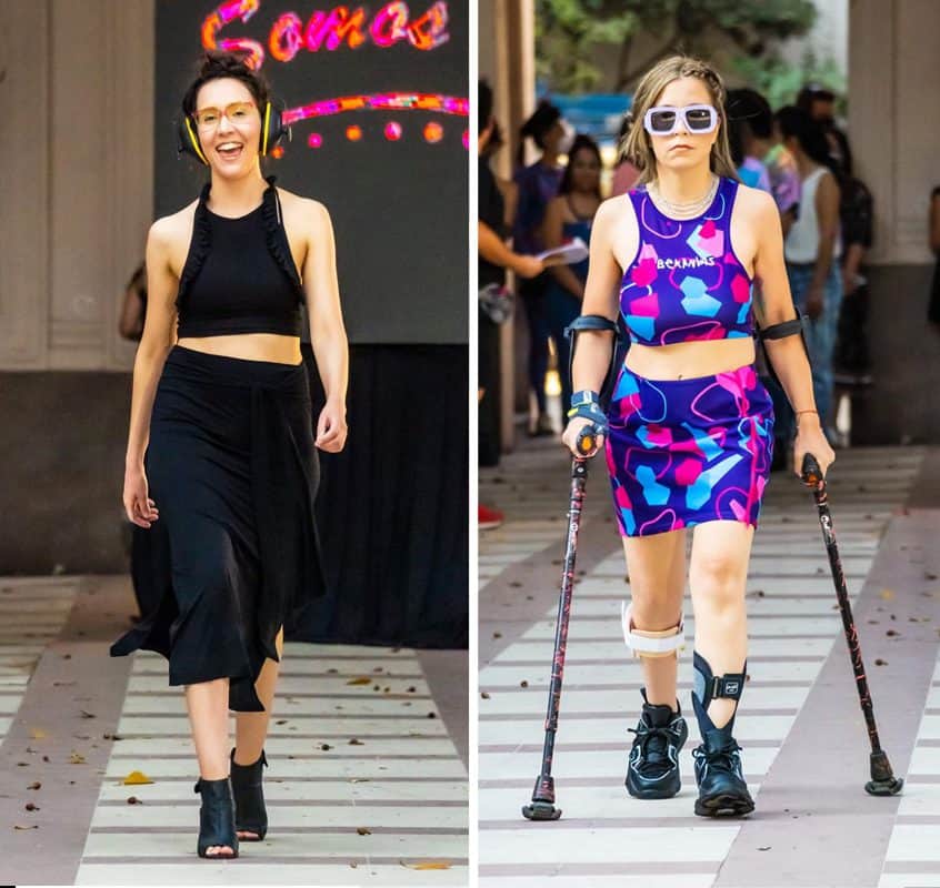 Imagen con dos fotos (una a cada mitad). En la primera aparece una mujer con protectores auditivos y un vestido negro desfilando en una pasarela, y en la otra foto aparece otra mujer en la misma pasarela con vestido morado, lentes de sol y caminando con apoyo de muletas.