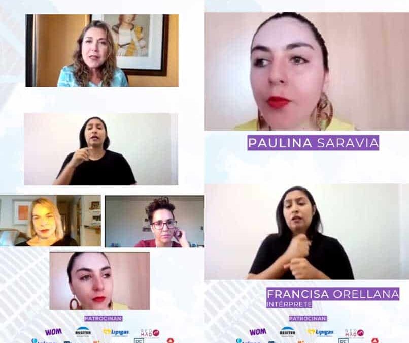 Pantallazo de un webinar donde aparecen 5 mujeres, 1 de ellas es moderadora, otra es intérprete de lengua de señas y las otras 3 son las invitadas a conversar. Abajo salen logos de las diferentes organizaciones que patrocinaron el evento.