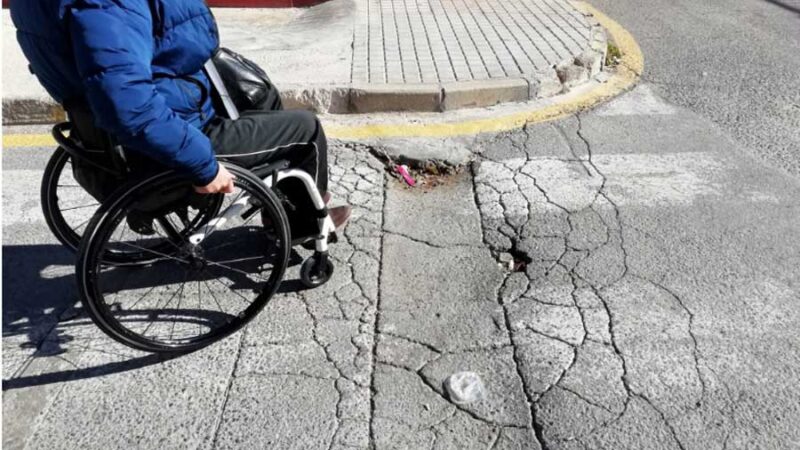 Ñuñoa deberá pagar 185 millones a persona en silla de ruedas que fue atropellada tras no poder subir a la vereda