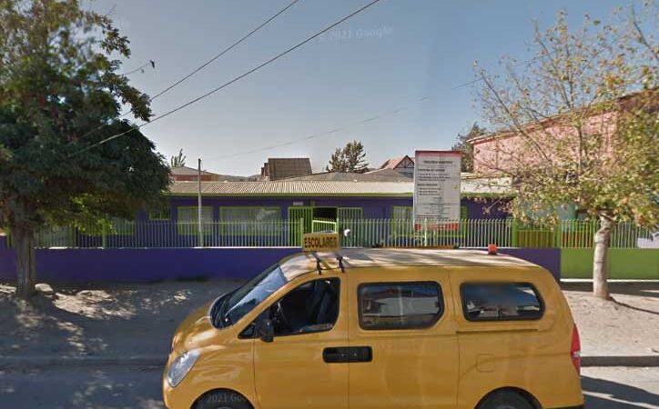 Foto de la fachada de un colegio en Quilpué y afuera hay un furgón escolar.