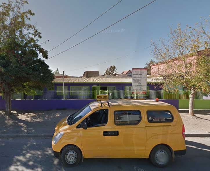 Foto de la fachada de un colegio en Quilpué y afuera hay un furgón escolar.