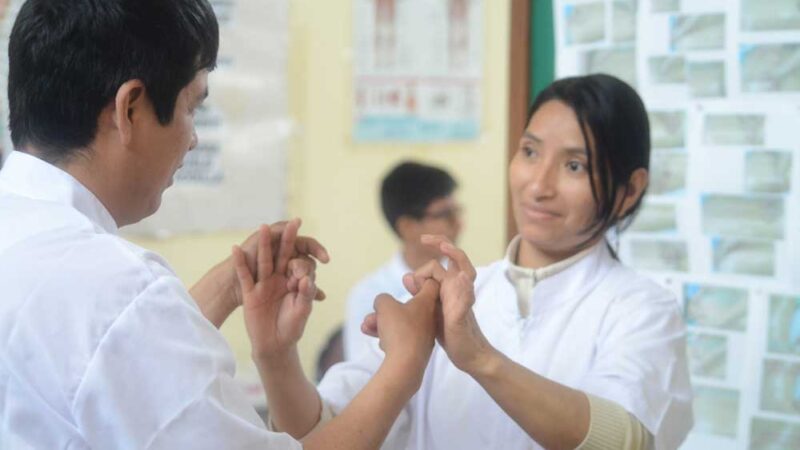 Universitario sordociego se prepara para ser profesor: quiere enseñar y empoderar a niñas y niños en situación de discapacidad