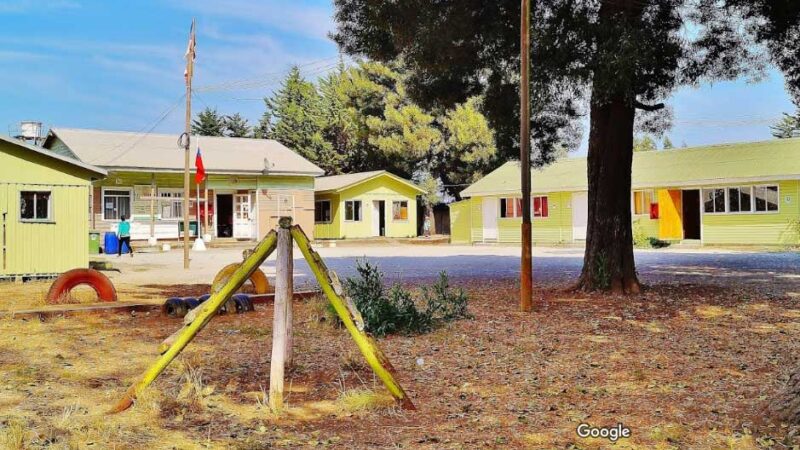 Foto de la escuela Escuadrón de Coronel con un patio central con árboles y salas pequeñas tipo rurales.