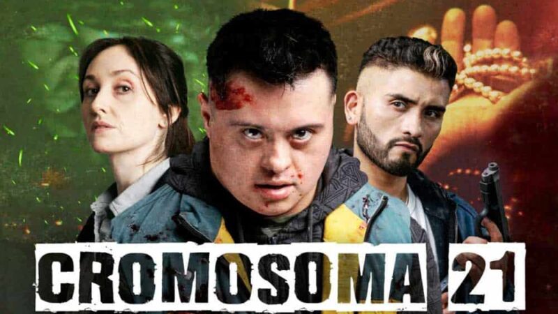 Afiche de la serie Cromosoma 21 con la foto de tres protagonistas: al medio aparece un joven con síndrome de down con sangre en su frente, a su lado otro actor con una pistola en la mano, y al otro lado una actriz que representa a una pdi. Abajo dice cromosoma 21 nadie es inocente.