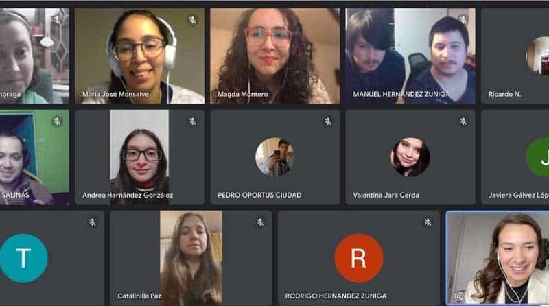 Imagen que muestra la pantalla de una transmisión por la plataforma zoom donde hay varias pantallas con personas sonriendo y saludando a la cámara. Son todos estudiantes universitarios y con algún tipo de discapacidad.