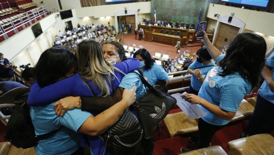 Foto de un grupo de personas de agrupaciones de personas autistas abrazadas